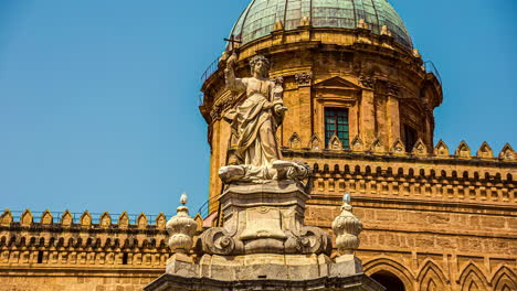 Tiro-De-ángulo-Bajo-De-La-Catedral-De-Palermo-En-Sicilia,-Italia-Con-La-Vista-De-La-Cúpula-Durante-El-Día-Con-Movimiento-Turístico-En-Timelapse