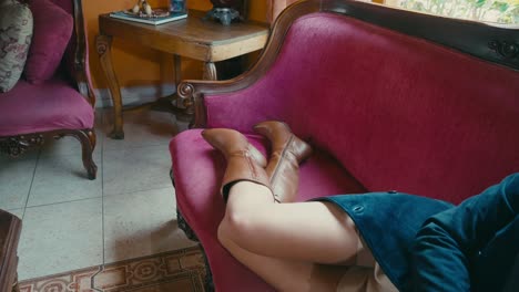 botas de cuero en las piernas de la mujer