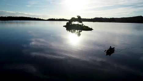 Hermoso-Amanecer-De-Colorado-En-Un-Lago-Con-Una-Silueta-De-Una-Canoa-Contra-El-Sol-Naciente