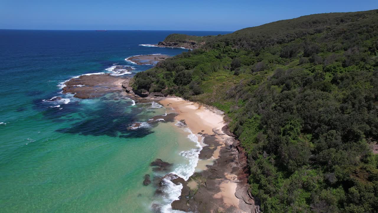 Vista di Frazer Beach con il belvedere di Wybung Head nel Nuovo Galles del Sud, Australia. Ripresa aerea con drone