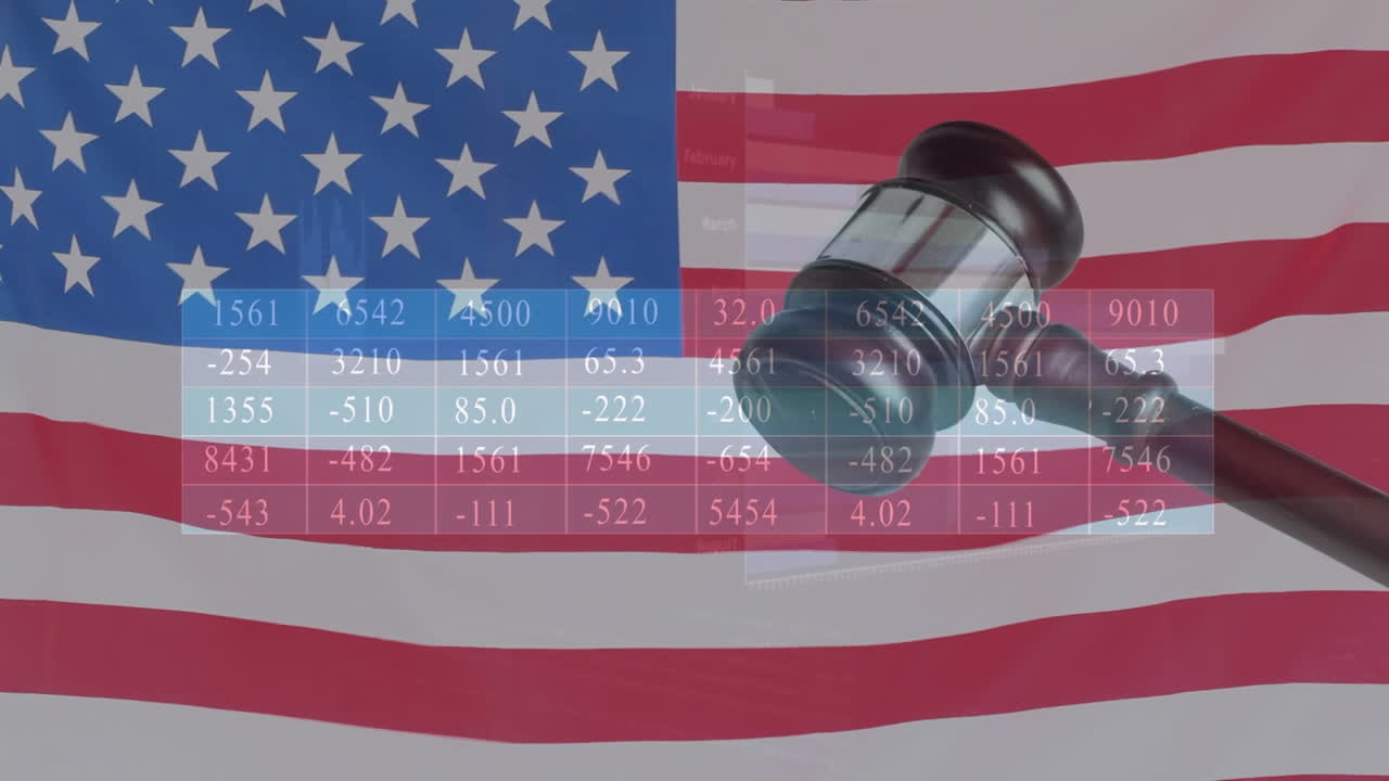 animación del procesamiento de datos sobre el martillo y la bandera de los ee.uu.