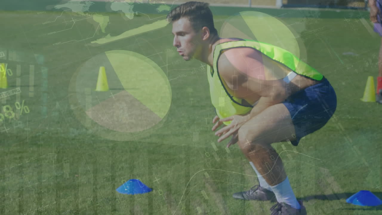 animación del procesamiento de datos estadísticos sobre el entrenamiento del jugador de fútbol masculino caucásico en el campo deportivo