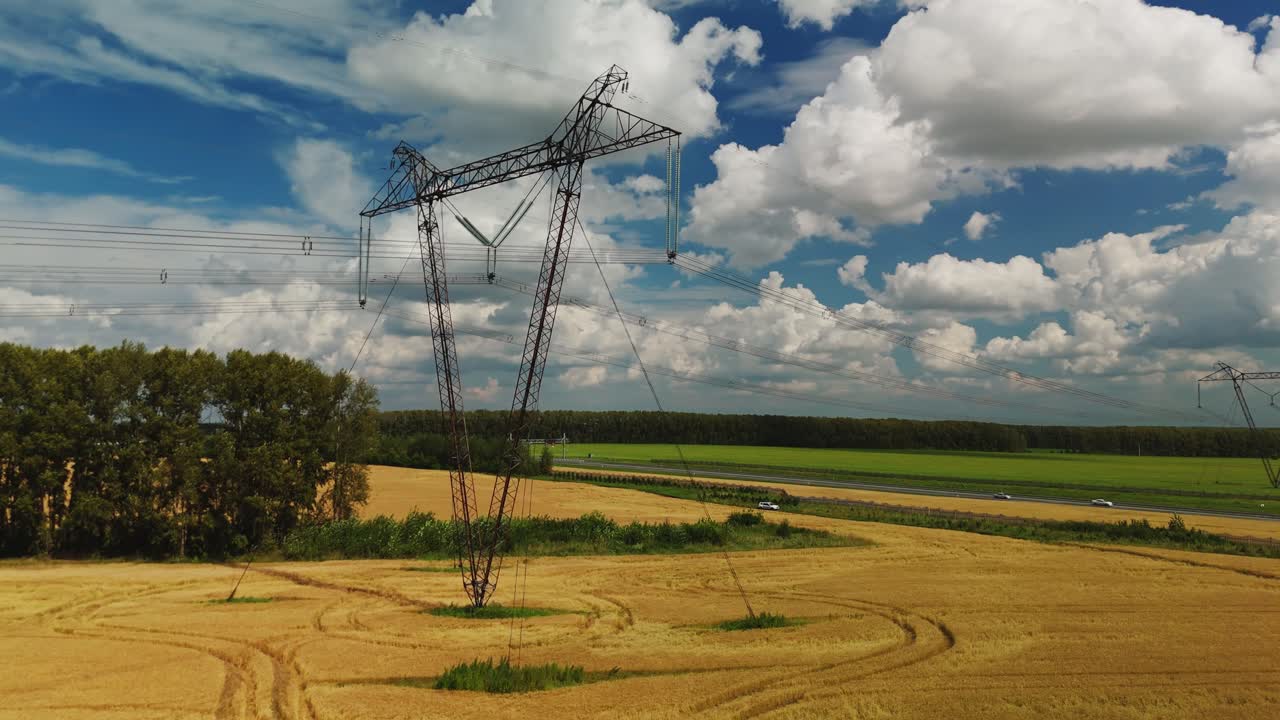 Luftfoto af elmast på gylden hvedemark med motorvej