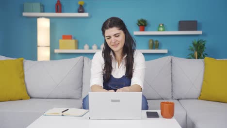 mujer charlando en la computadora portátil.