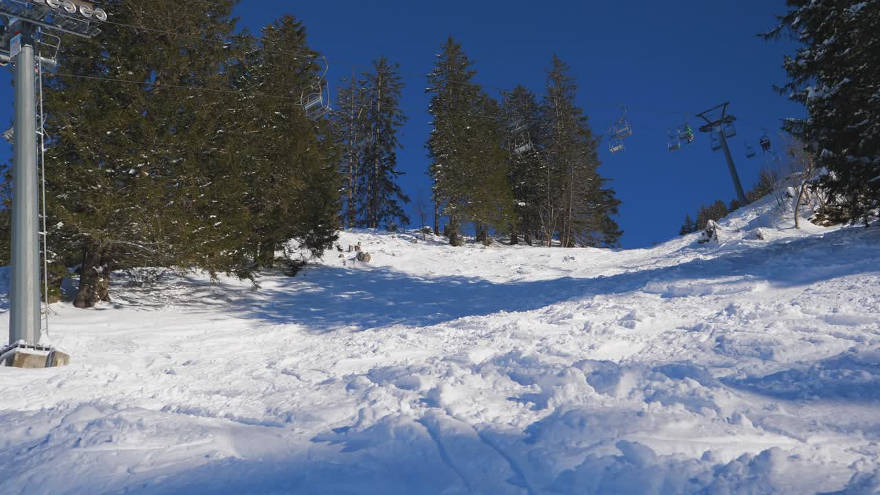 zona de esquí en los alpes suizos con gente y telesillas en la zona de esquí de invierno de beckenried