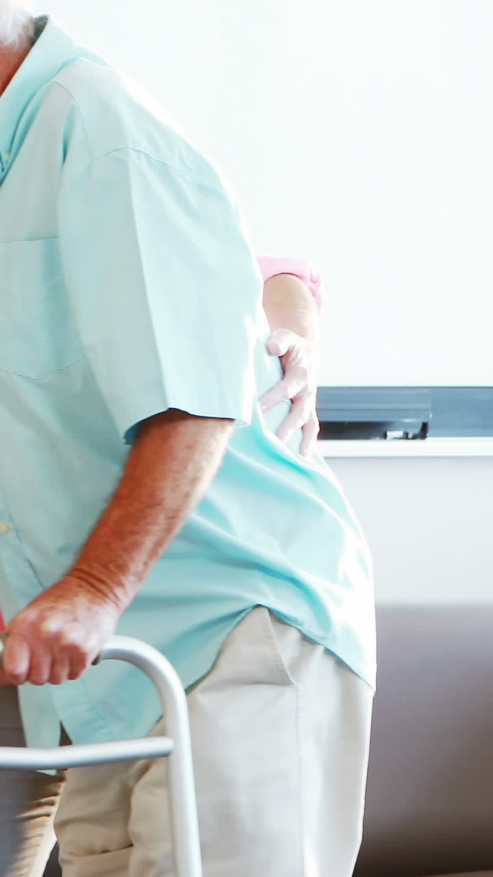 una mujer mayor ayudando a un hombre mayor de pie