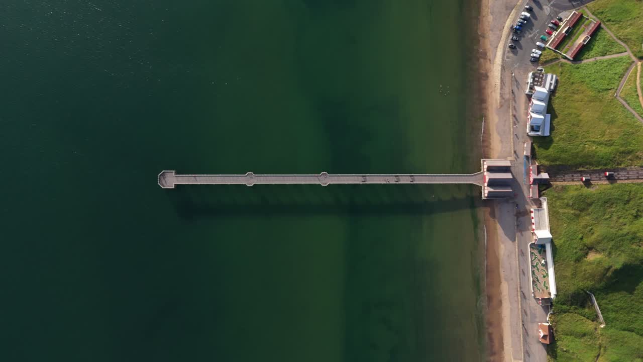 여름에 북 요크셔 클리블랜드의 솔트번 바이 더 시, 솔트번 피어 및 바다의 조류 시각, 이른 아침