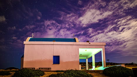 Vía-Láctea-Moviéndose-En-El-Cielo-Nocturno-Detrás-De-Una-Pequeña-Iglesia