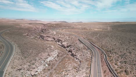 Drone-Pasando-Por-Una-Carretera-Remota-En-El-Desierto-Chileno