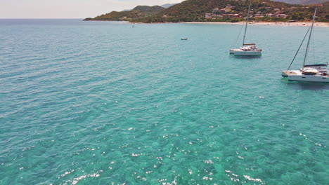 drone aéreo volando sobre el mar tropical en cerdeña