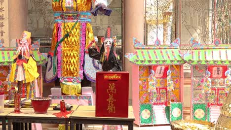 muñecas chinas coloridas en un templo