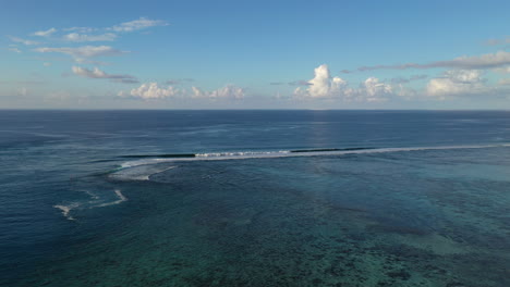 塔希蒂的海浪和藍色的水域