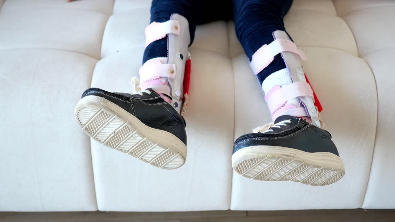 niño con soporte para las piernas