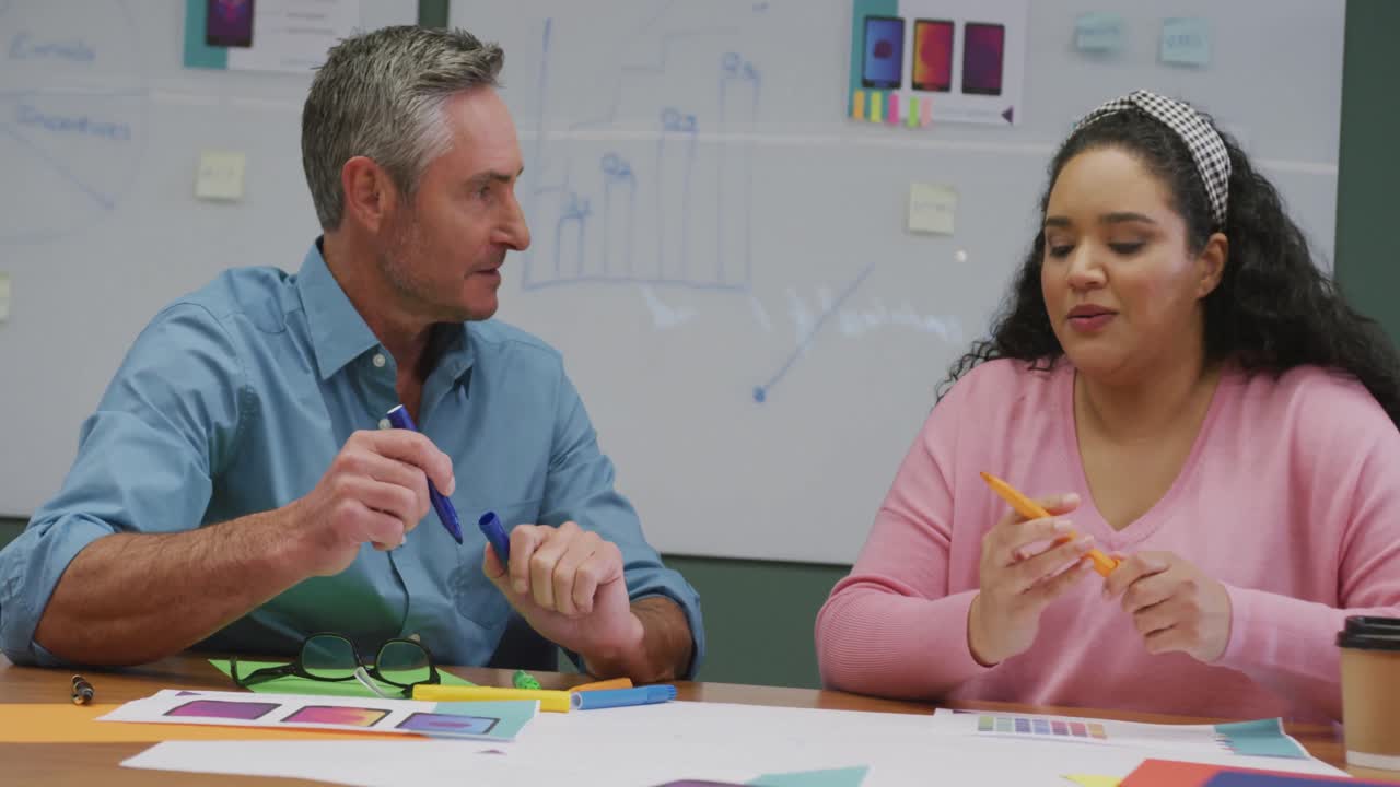 diversas personas de negocios felices discutiendo el trabajo durante una reunión en la oficina