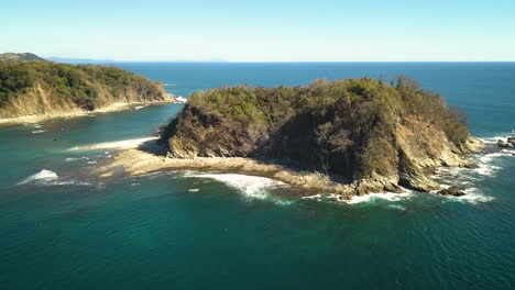 Kleine-Insel-Vor-Der-Küste-Einer-Wunderschönen-Bucht