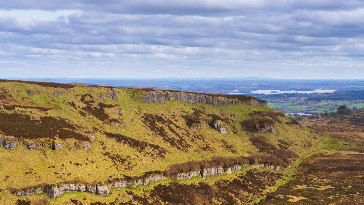 timelapse de la naturaleza rural valle rocoso de la ladera con el lago en la distancia durante un día soleado y nublado visto desde carrowkeel en el condado de sligo en irlanda