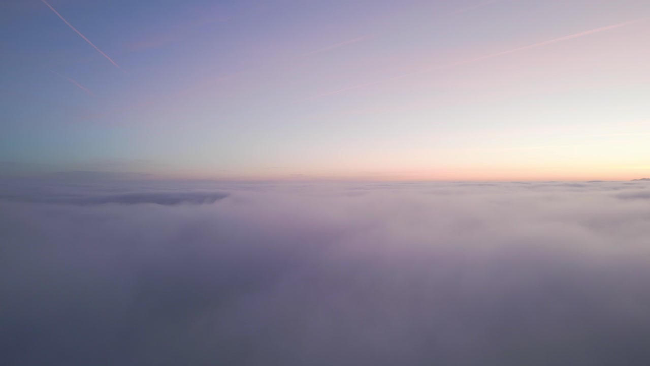 해가 지는 동안 구름 위 의 놀라운 전망