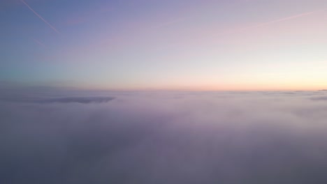 Atemberaubender-Blick-über-Die-Wolken-Bei-Sonnenuntergang