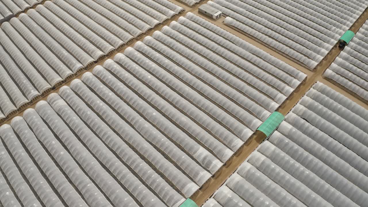 imágenes aéreas de grandes granjas de invernadero en españa