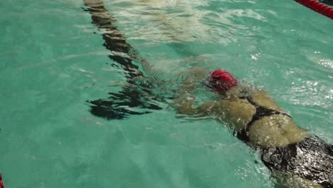 La-Mujer-Estaba-Haciendo-Ejercicio-En-La-Piscina