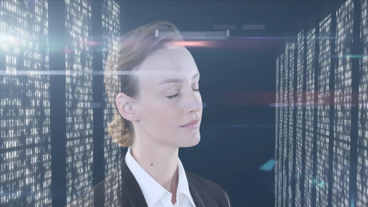 анимация кавказской женщины и смотреть на плавающие данные на черном фоне