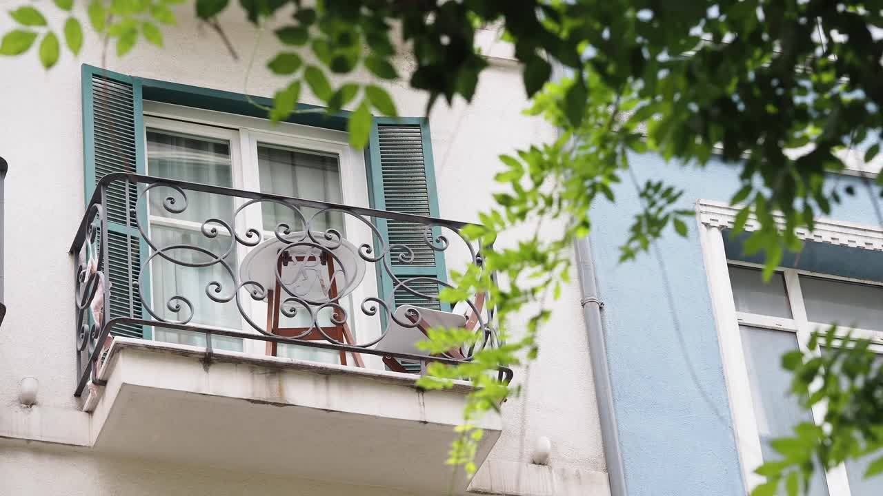 Balcone con tavolo e sedie