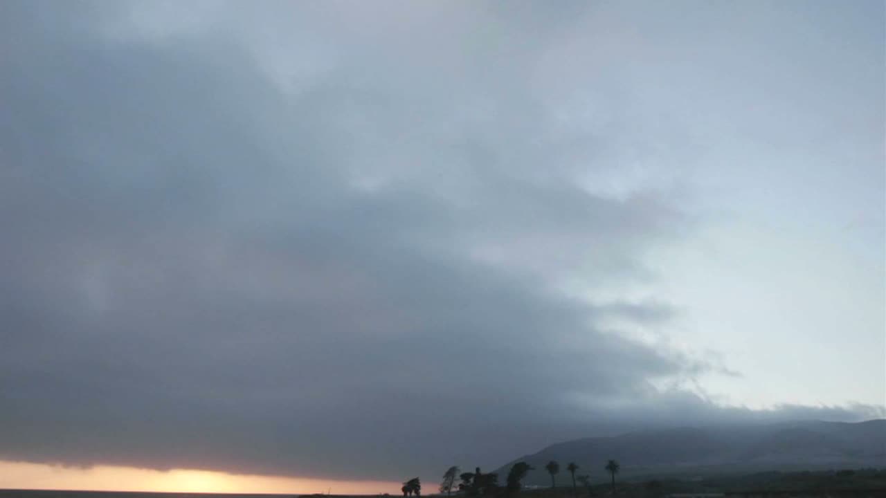 어두운 구름과 태양 설정의 시간 경과