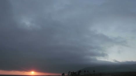 Lapso-De-Tiempo-De-Nubes-Oscuras-Y-La-Atardecer