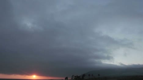 lapso de tiempo de nubes oscuras y la puesta de sol