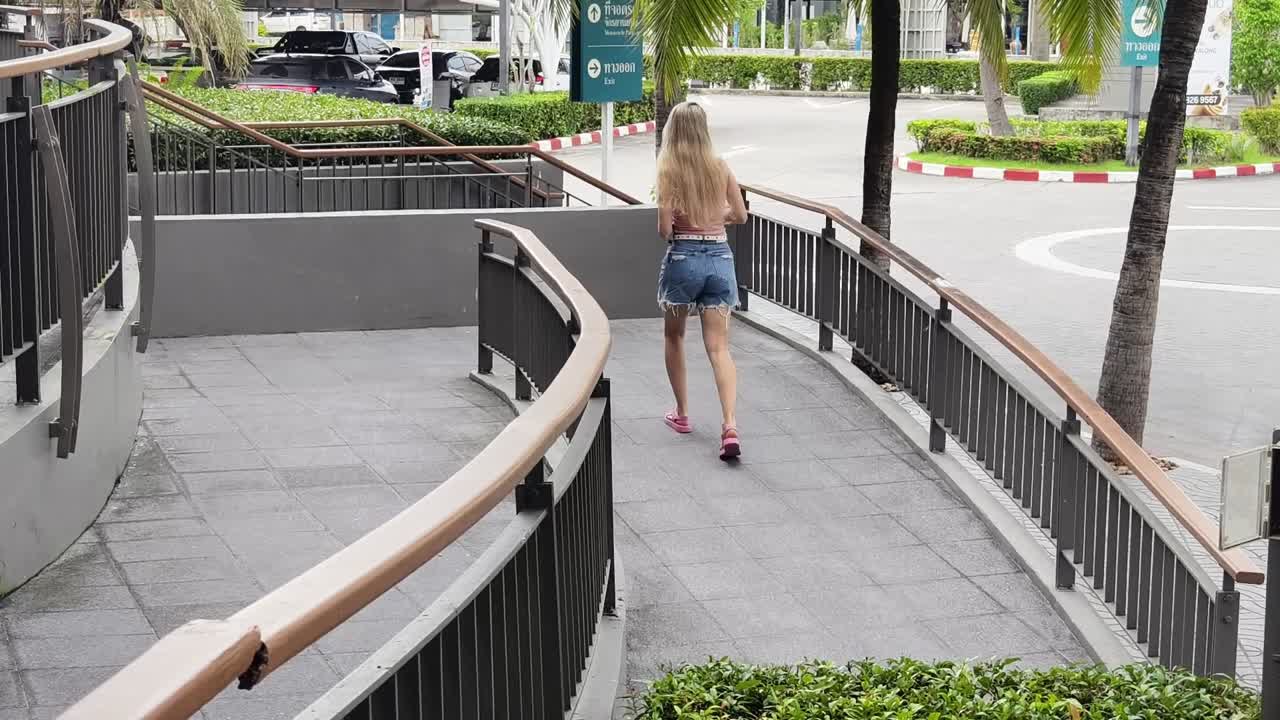 쇼핑몰 램프를 고 있는 여자