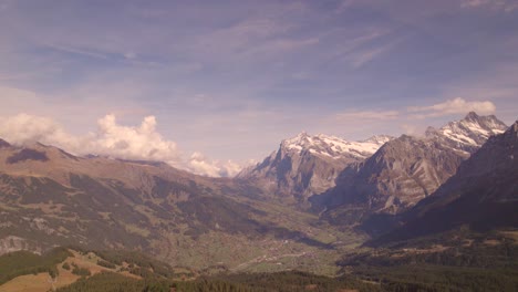 imágenes aéreas de drones dolly de derecha a izquierda sobre grindelwald y monte wetterhorn en los alpes suizos