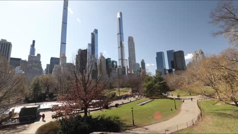 Central-Park-New-York-Bewegung-Zeitrafferpfad-Menschen-Bewegen-Sich-Und-Riesige-Gebäude