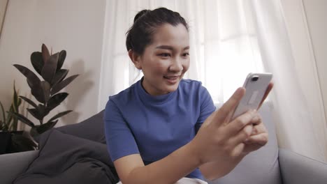 Las-Mujeres-Asiáticas-Están-Usando-Un-Teléfono-Inteligente-Con-Un-Perfil-Para-Comprar-En-Línea-En-Una-Computadora-Portátil