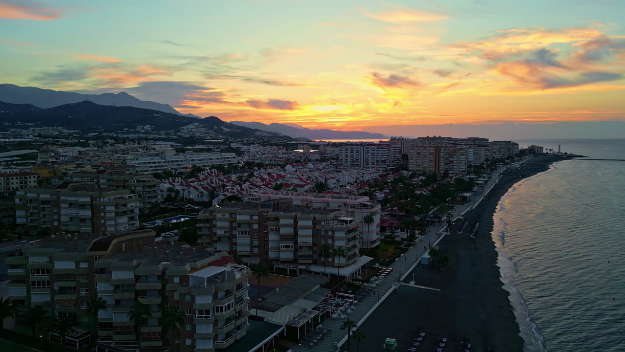 vista aérea panorámica de la ciudad española de torrox en el mar mediterráneo