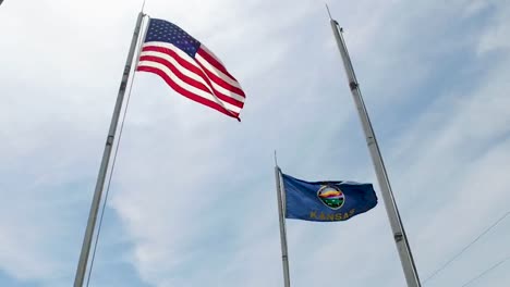 Banderas-De-Estados-Unidos-Y-Kansas-Vuelan-Una-Al-Lado-De-La-Otra-En-El-Cielo-De-Kansas,-Ciudad-De-Kansas,-Kansas