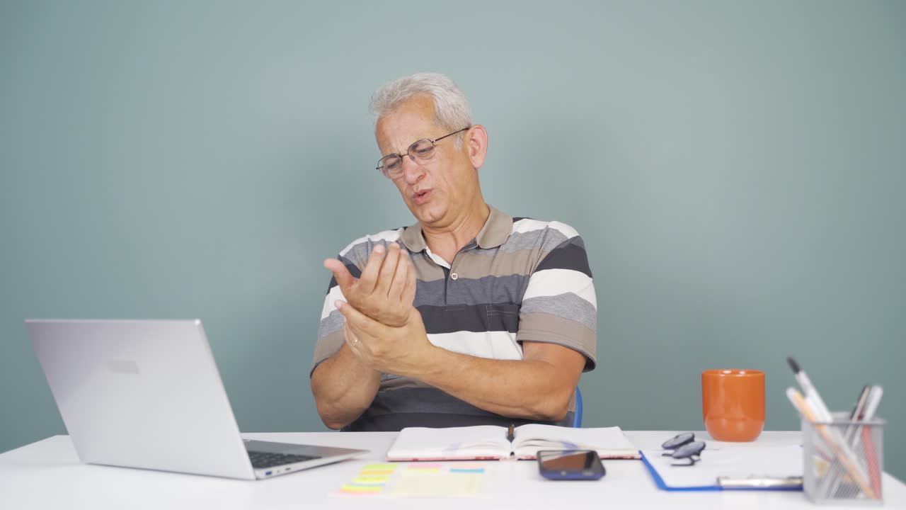 la muñeca del hombre que usa una computadora portátil duele.