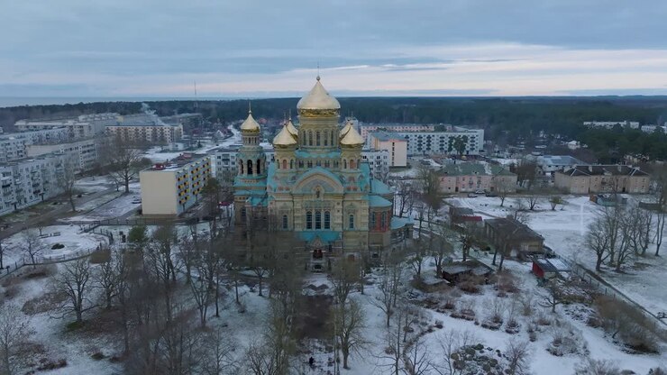 Vue aérienne d'établissement d'un site orthodoxe, large plan drone reculant.