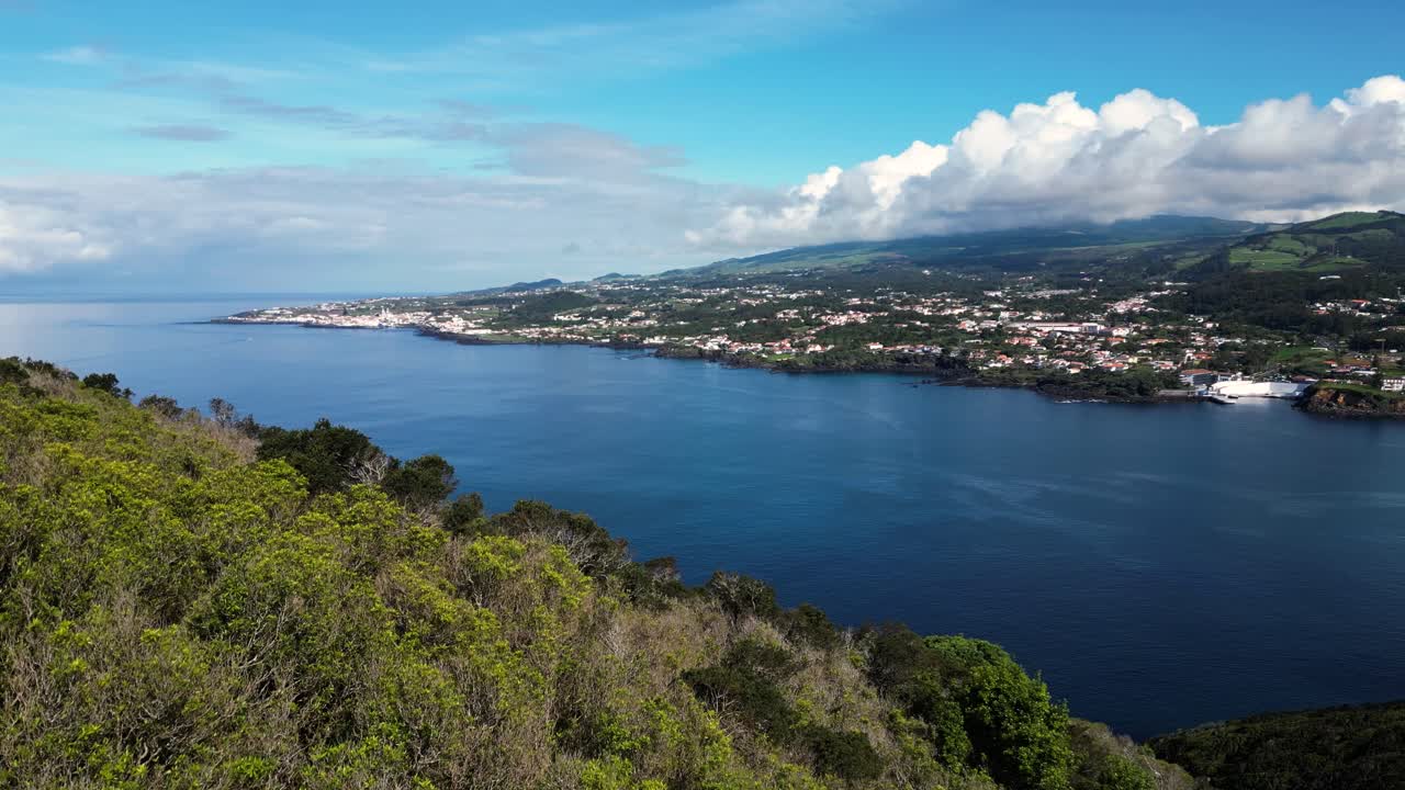 Vista aerea di Monte Brasil e del villaggio di São Mateus, isola Terceira, Azzorre