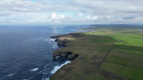 Loophead-Con-Acantilados-Y-Campos-Que-Se-Encuentran-Con-El-Océano-Atlántico,-Un-Día-Claro,-Vista-Aérea