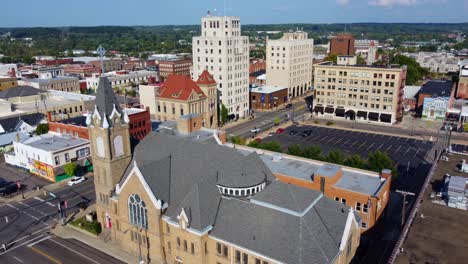 Drohnenaufnahmen-Aus-Der-Innenstadt-Von-Mansfield,-Ohio