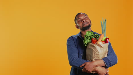 modelo masculino pensando en una nueva receta de comida vegana para cocinar