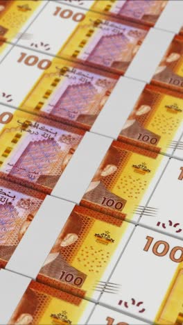 video vertical de billetes de 100 dirhams marroquíes impresos por una prensa de dinero