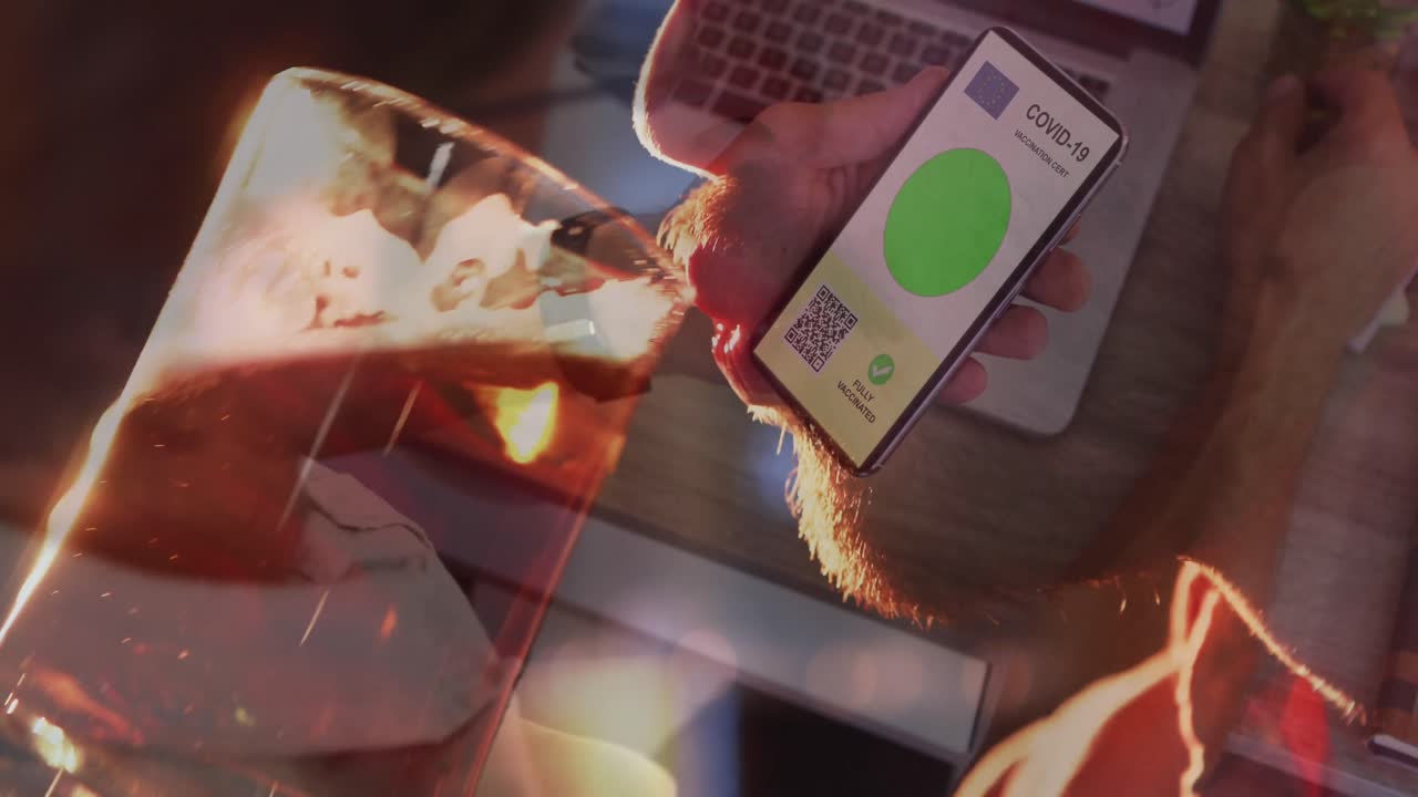 animación de un hombre con un teléfono inteligente con pasaporte de vacunación contra la covid-19 sobre un hombre bebiendo cerveza