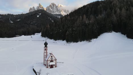 Drone-Cinematográfico-Al-Atardecer-Filmado-En-Los-Dolomitas,-St