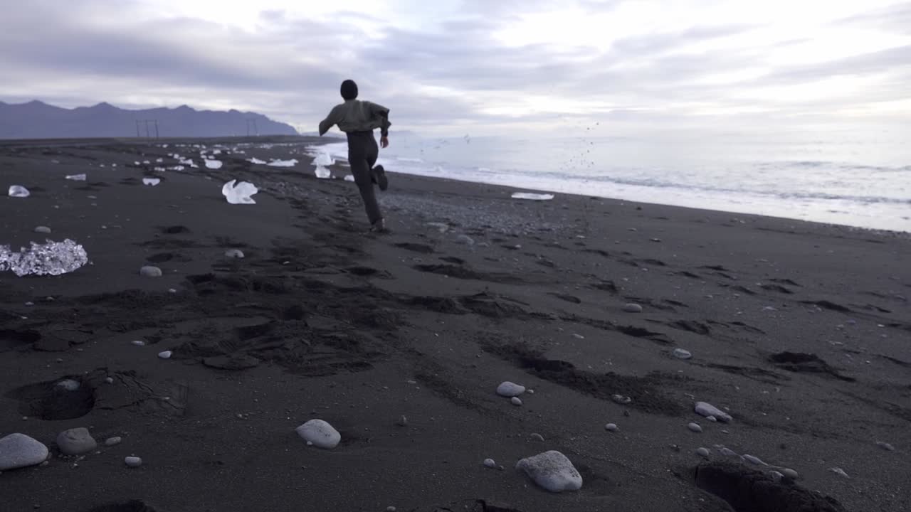 겨울 에 해변 을 따라 달리는 사람