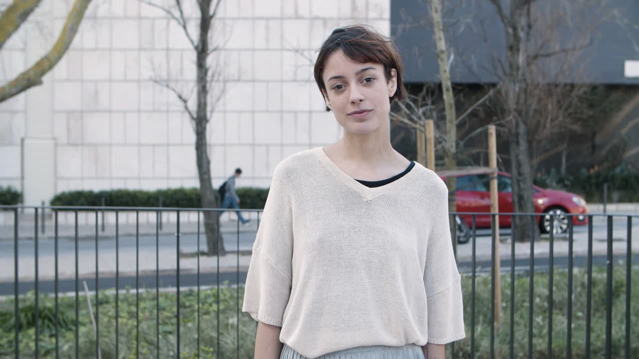 hermosa joven sonriente mirando a la cámara