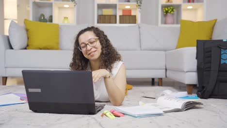 estudiante chateando con su amado en la computadora portátil.