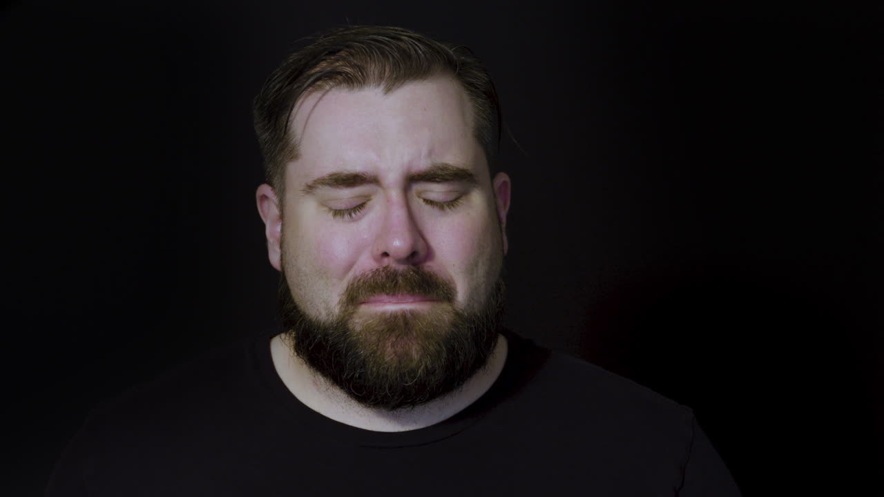 портрет мужчины, расстроенного после получения плохих новостей