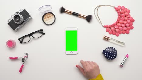 imágenes de arriba de una mujer tocando un teléfono inteligente por productos de belleza