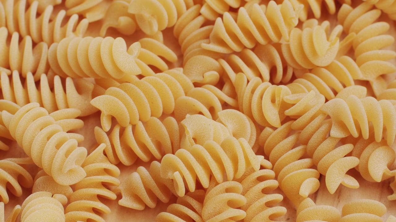 Primo piano di fusilli secchi crudi